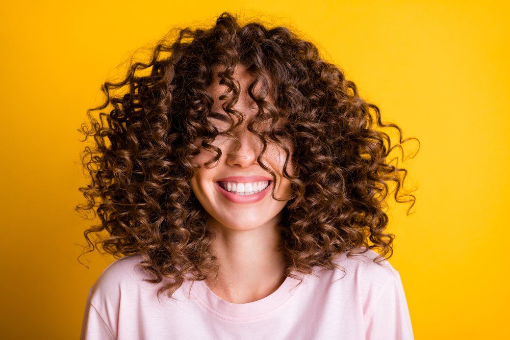 Los 55 mejores peinados de pelo rizado para mujer